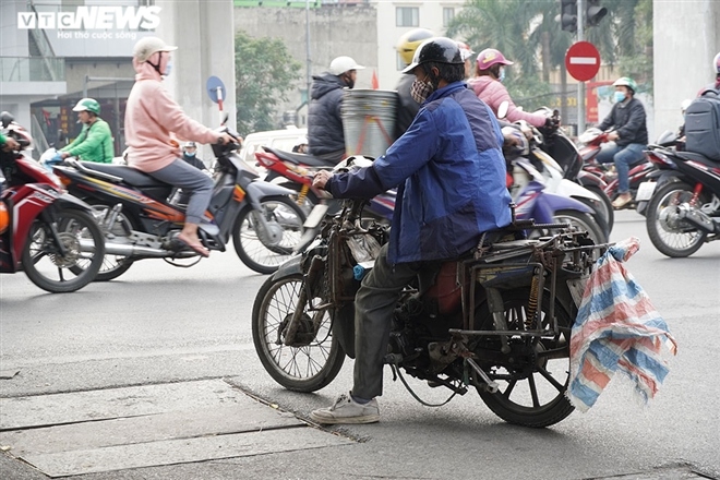 xe thay ma long hanh, de doa cuop mang nguoi, csgt lam ngo nhu khong biet hinh anh 5