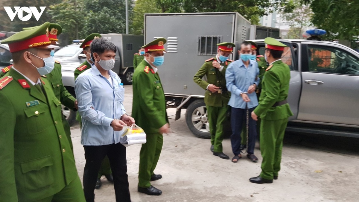 dẫn giải bị cáo vụ Đồng tâm vào phiên xử phúc thẩm, 1 bị cáo không chịu đeo khẩu trang hình ảnh 1 dan giai bi cao vu Dong tam vao phien xu phuc tham, 1 bi cao khong chiu deo khau trang hinh anh 1