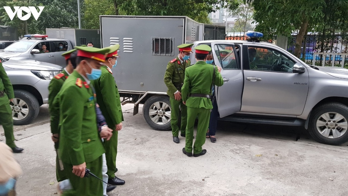 dẫn giải bị cáo vụ Đồng tâm vào phiên xử phúc thẩm, 1 bị cáo không chịu đeo khẩu trang hình ảnh 6 dan giai bi cao vu Dong tam vao phien xu phuc tham, 1 bi cao khong chiu deo khau trang hinh anh 6