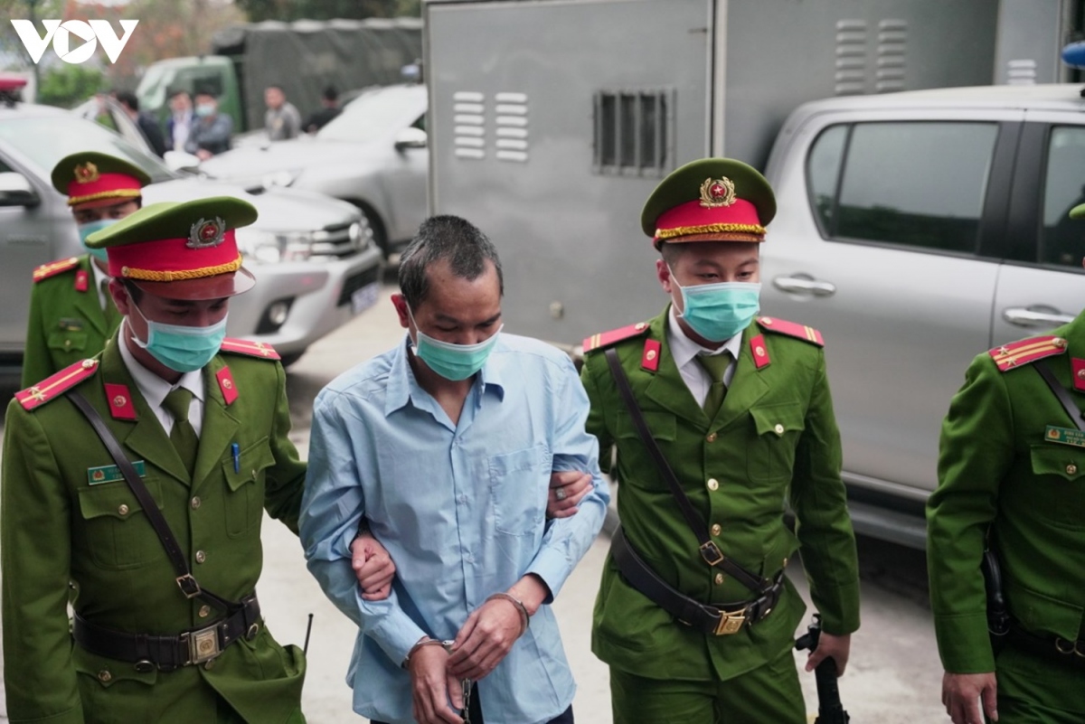dẫn giải bị cáo vụ Đồng tâm vào phiên xử phúc thẩm, 1 bị cáo không chịu đeo khẩu trang hình ảnh 2 dan giai bi cao vu Dong tam vao phien xu phuc tham, 1 bi cao khong chiu deo khau trang hinh anh 2