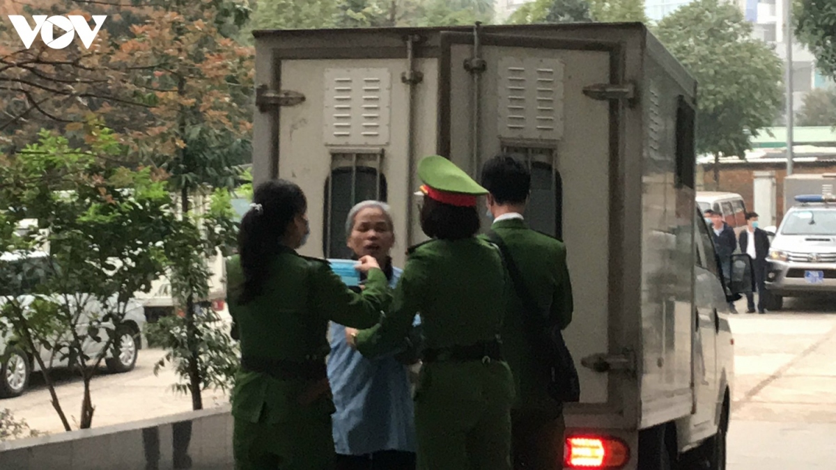 dẫn giải bị cáo vụ Đồng tâm vào phiên xử phúc thẩm, 1 bị cáo không chịu đeo khẩu trang hình ảnh 8 dan giai bi cao vu Dong tam vao phien xu phuc tham, 1 bi cao khong chiu deo khau trang hinh anh 8