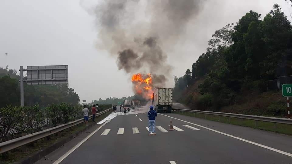 xe dau keo boc chay tro khung tren cao toc noi bai - lao cai hinh anh 1