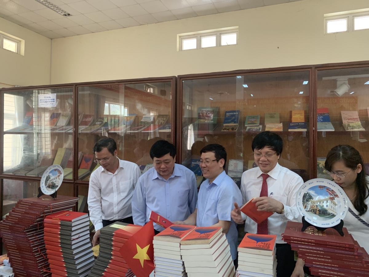 Tủ sách Nghĩa Hưng - Chan chứa nghĩa tình