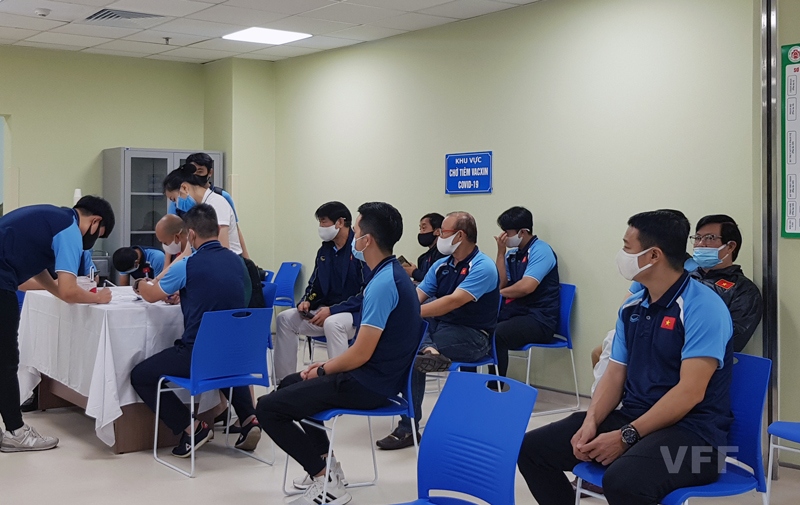Chief coach Park Hang-seo and his assistants get the first vaccine shot on April 5.