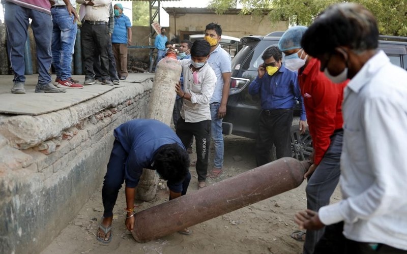 Người dân chờ nạp đầy bình oxy tại ngoại ô thành phố Prayagraj, Ấn Độ, ngày 23/4. (Ảnh: AP)