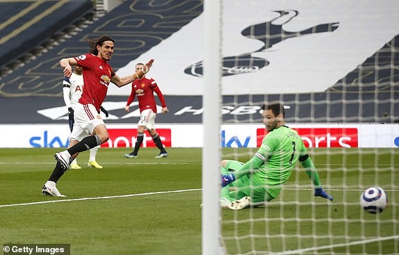 Bàn thắng đẹp mắt của Cavani bị VAR từ chối. (Ảnh: Getty).