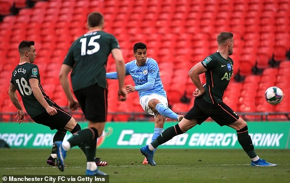 Man City vẫn đang miệt mài tìm đường vào khung thành thủ môn Lloris. (Ảnh: Getty).