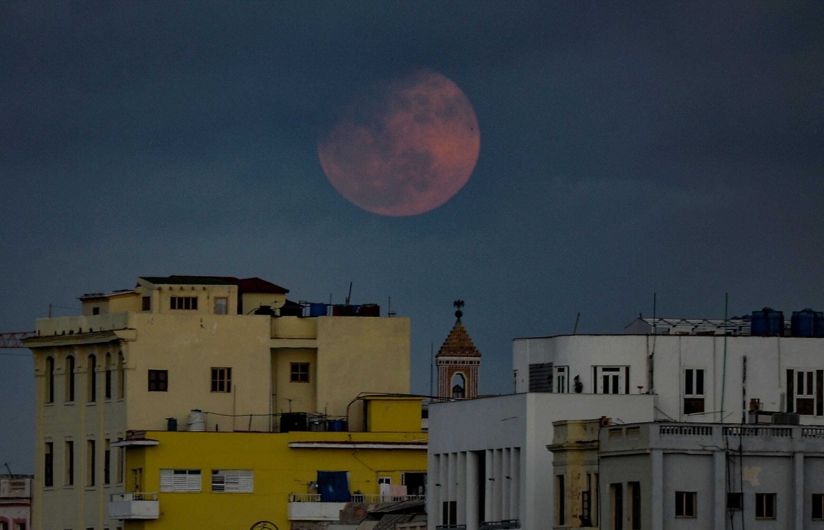 Siêu trăng hồng tại Havana (Cuba).