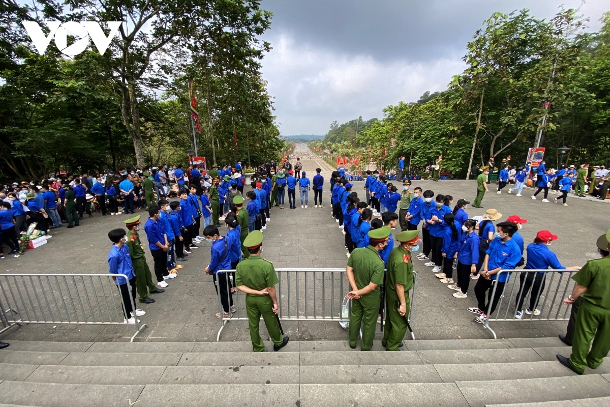 tens of thousands flock to hung kings temple for annual festival picture 1