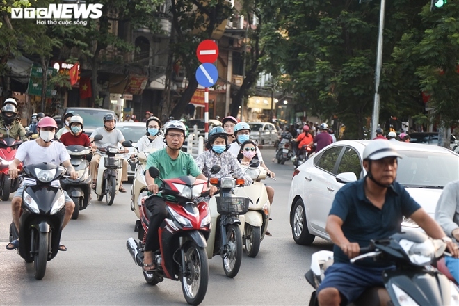 hanoi residents not heeding covid-19 warnings picture 1