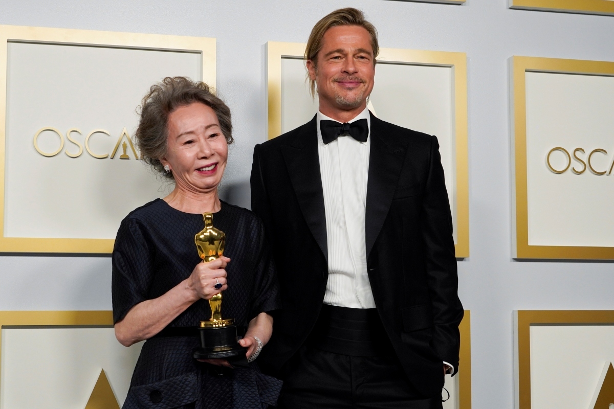 Brad Pitt và Youn Yuh-jung tại lễ trao giải Oscar 2021. Nguồn: Reuters