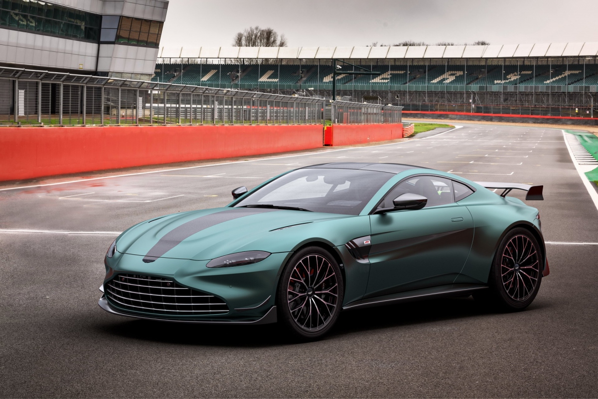 aston martin vantage co them ban dac biet lay cam hung tu xe an toan hinh anh 3