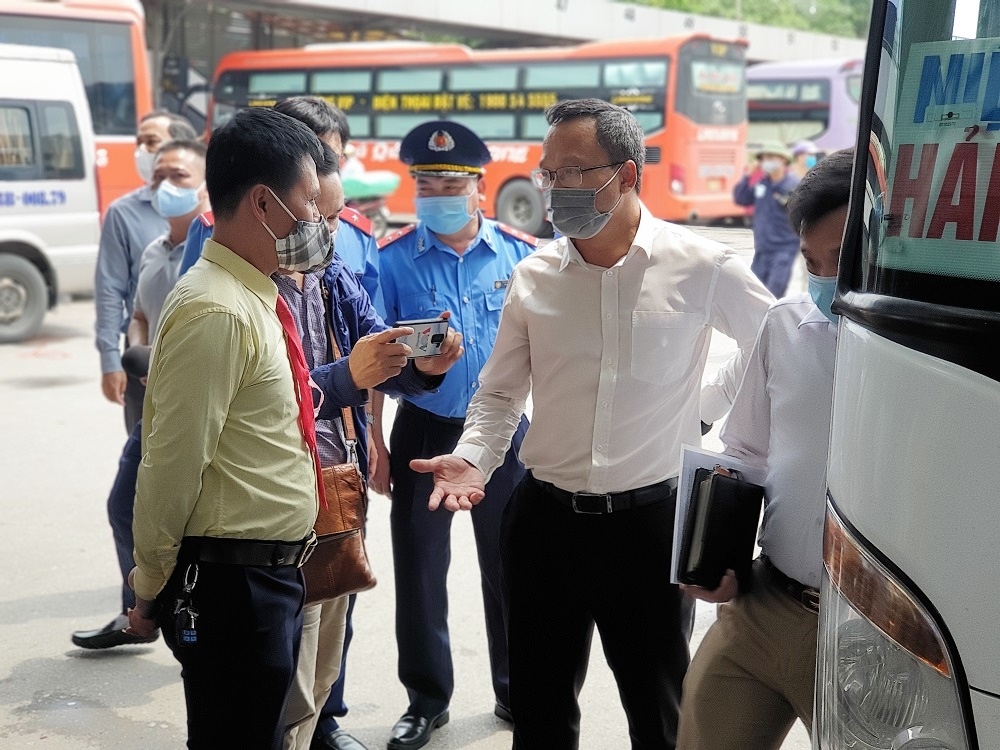 Lãnh đạo Ủy ban ATGT Quốc gia và Tổng cục Đường bộ VN trực tiếp kiểm tra công tác phòng dịch, khai báo y tế trên các chuyến xe tại một số bến xe của Hà Nội.