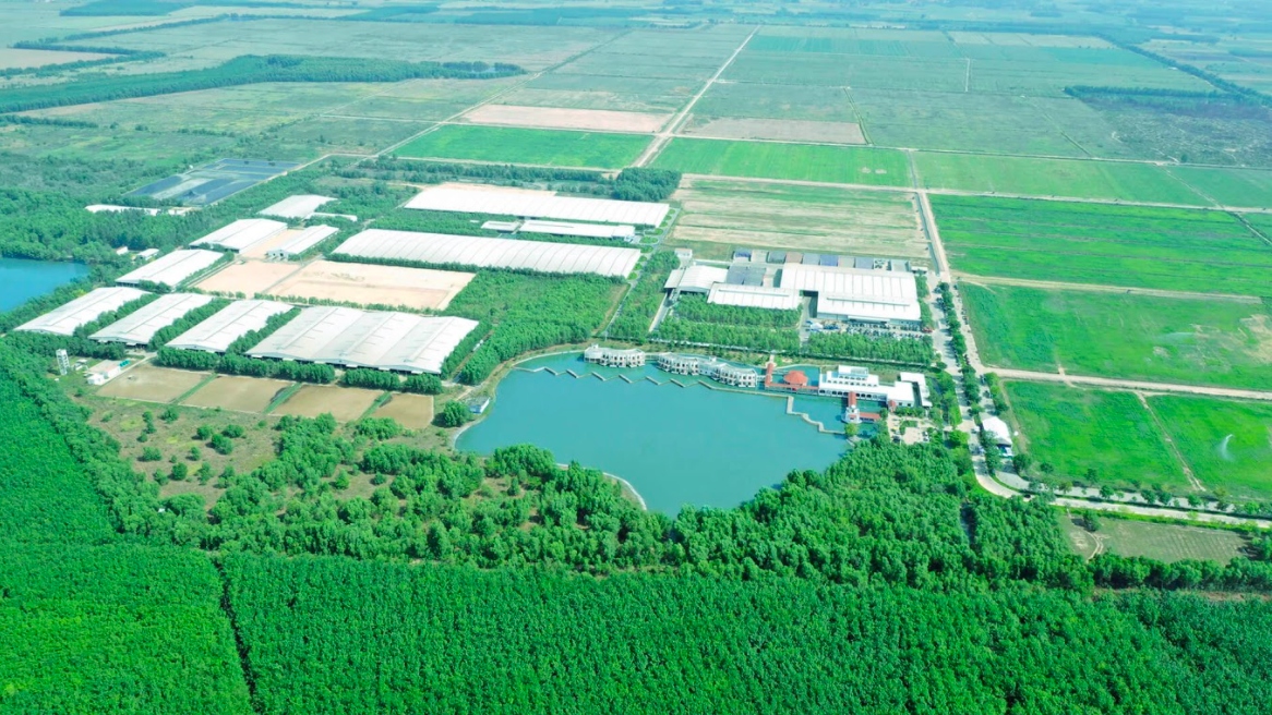Toàn cảnh Trang Trại Sinh Thái Vinamilk Green Farm Tây Ninh với 9 hồ nước điều hoà khí hậu, làm mát cho cả khu vực, tạo ra không gian mát mẻ ngay cả trong mùa nắng nóng cao điểm.