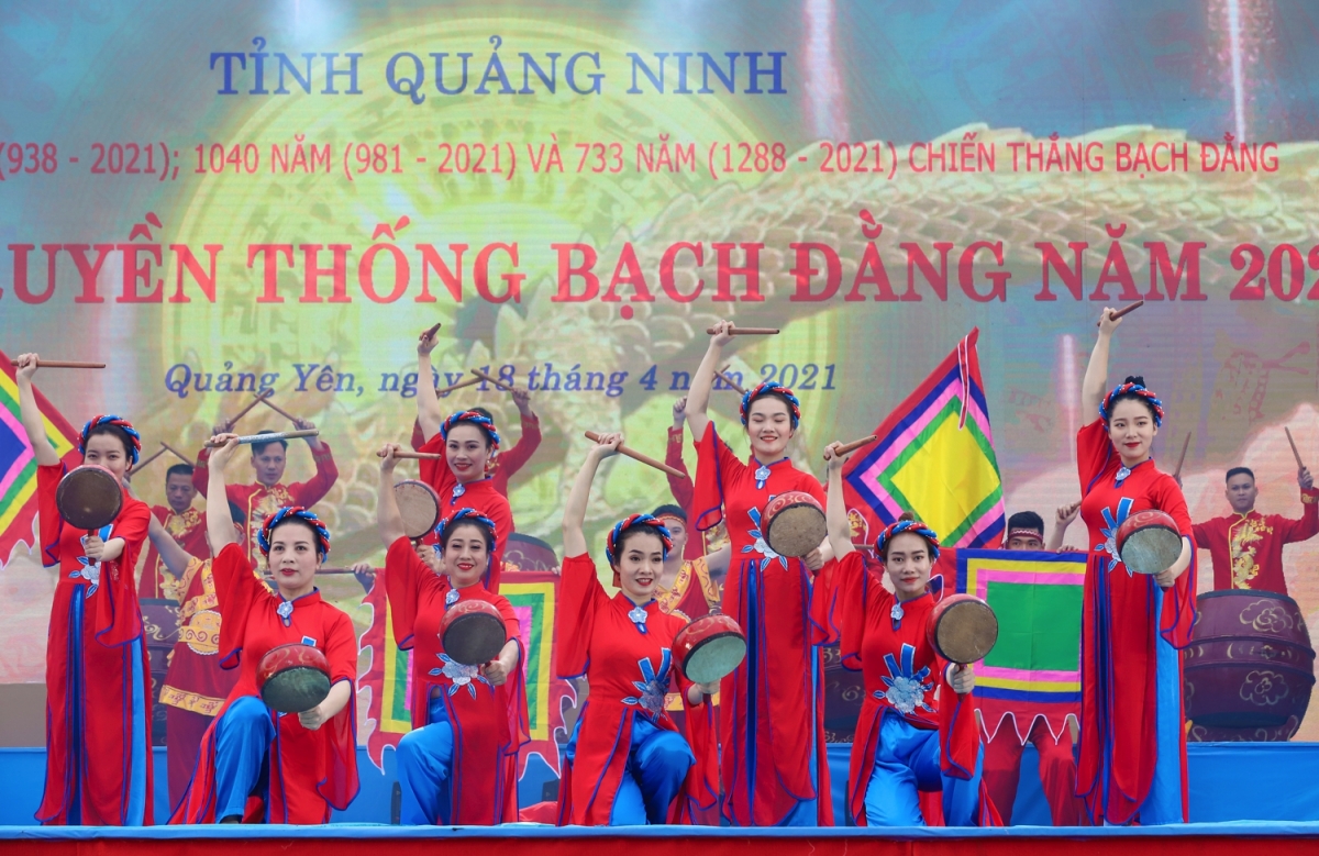 Hàng nghìn người rước tượng Trần Hưng Đạo trong lễ hội truyền thống Bạch Đằng