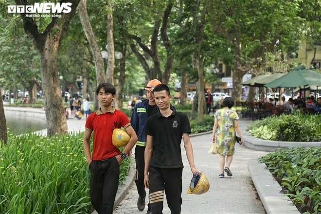 hanoi residents not heeding covid-19 warnings picture 2