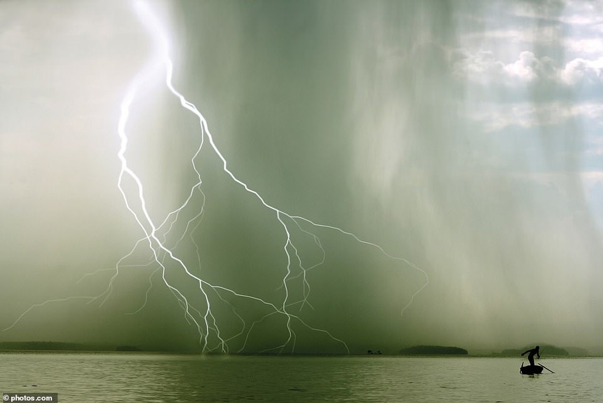 mailonline travel features photo of lightning storm in ha long bay picture 2