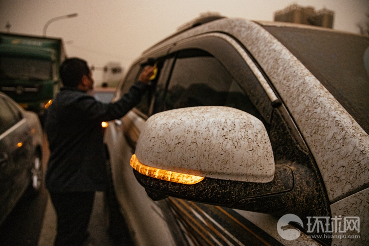 Các trung tâm rửa xe sẽ "đông khách" sau trận bão cát. Ảnh: Thời báo Hoàn cầu