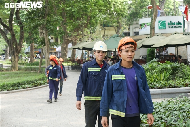 hanoi residents not heeding covid-19 warnings picture 4