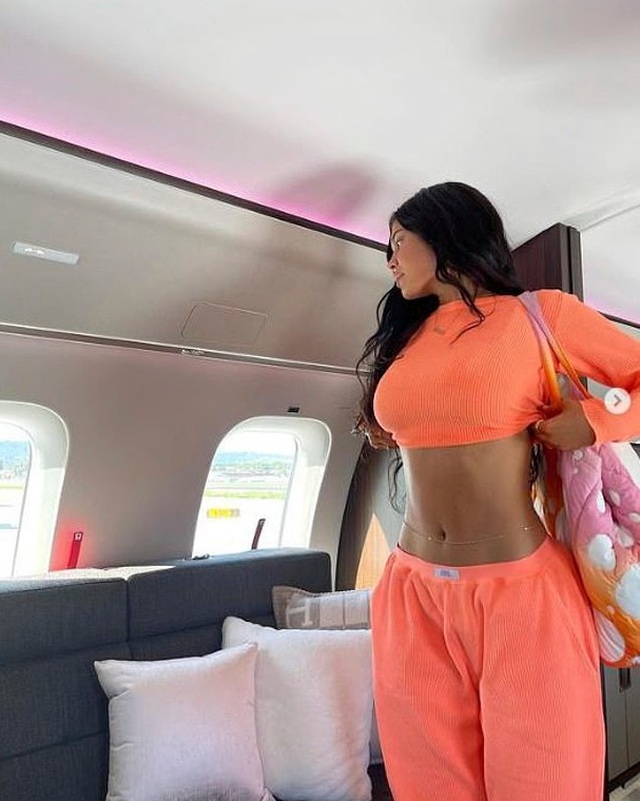 kylie jenner goi cam voi bikini vang ruc hinh anh 7