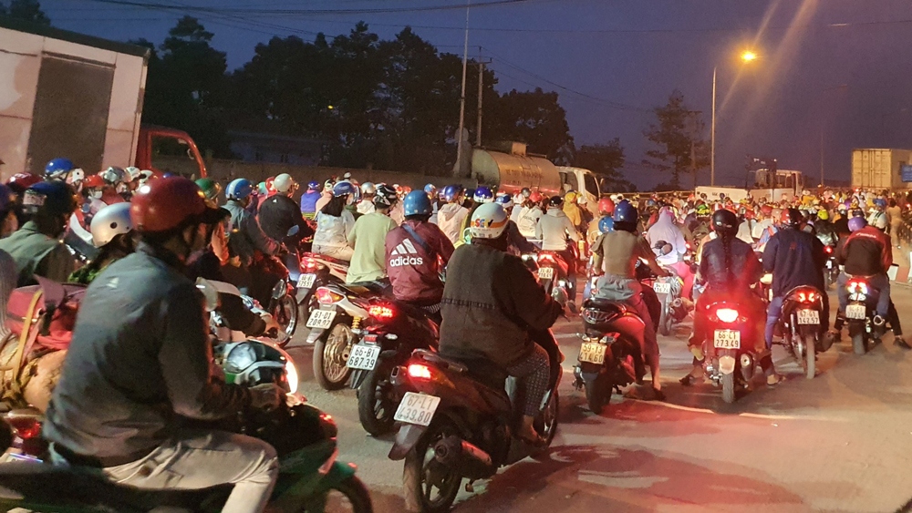 Công nhân về quê nghỉ lễ, nhiều tuyến đường ở Bình Dương kẹt xe kinh hoàng