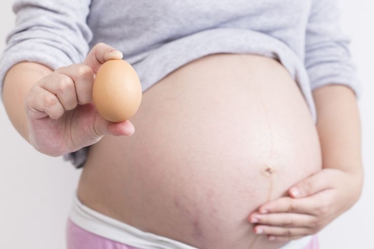 Phụ nữ Philippines tin rằng, ăn một quả trứng sống ngay trước khi chuyển dạ sẽ giúp việc sinh nở được dễ dàng hơn. 
