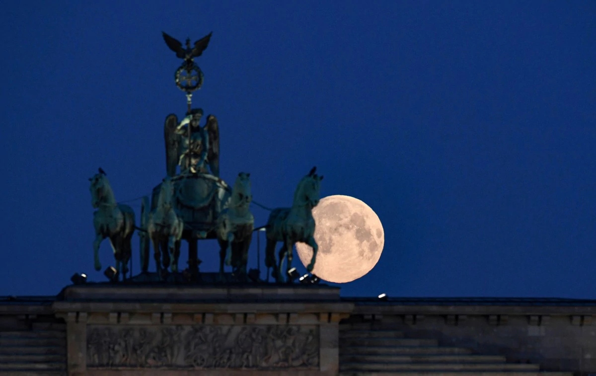 Mặt trăng tròn phía sau Cổng Brandenburg, Đức.