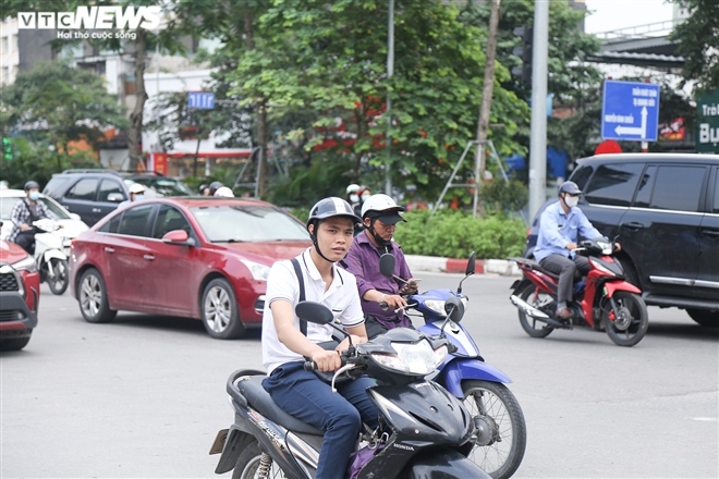 hanoi residents not heeding covid-19 warnings picture 8