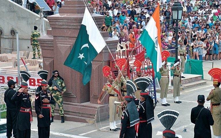 Một nghi lễ giao tiếp tại biên giới giữa quân đội Ấn Độ và Pakistan. Ảnh: Dawn.