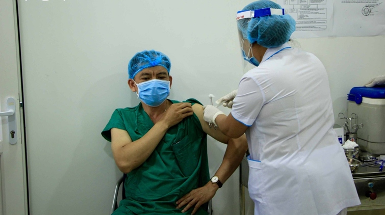 nearly 200,000 vietnamese vaccinated against covid-19 picture 1