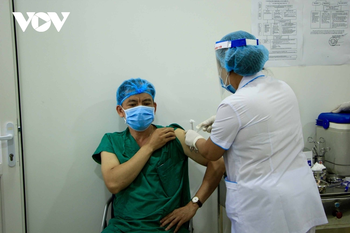 more than 100,000 vietnamese people vaccinated against sars-cov-2 picture 1