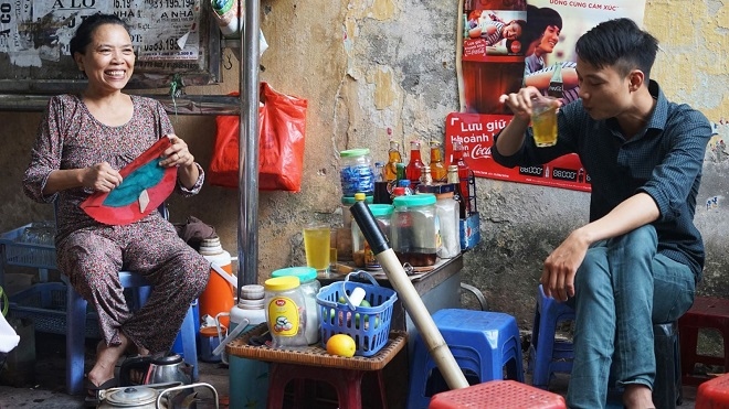 sidewalk iced tea - an indispensable part of hanoians life picture 1