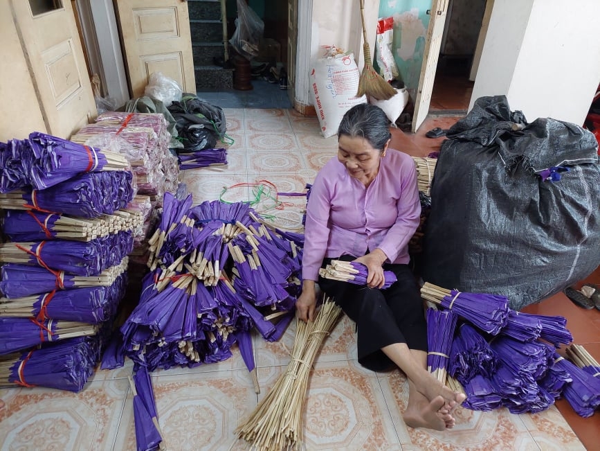 “Mục sở thị” nghề làm quạt giấy ở Chàng Sơn