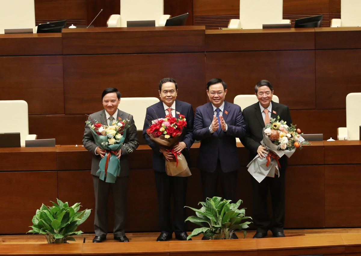 Chủ tịch Quốc hội Vương Đình Huệ tặng hoa 3 tân Phó Chủ tịch Quốc hội. Bên trái Chủ tịch Quốc hội là ông Nguyễn Khắc Định, Trần Thanh Mẫn. Bên phải Chủ tịch Quốc hội là ông Nguyễn Đức Hải. 