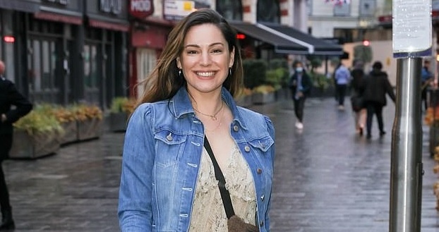 Cựu người mẫu Kelly Brook điệu đà ra phố ở London