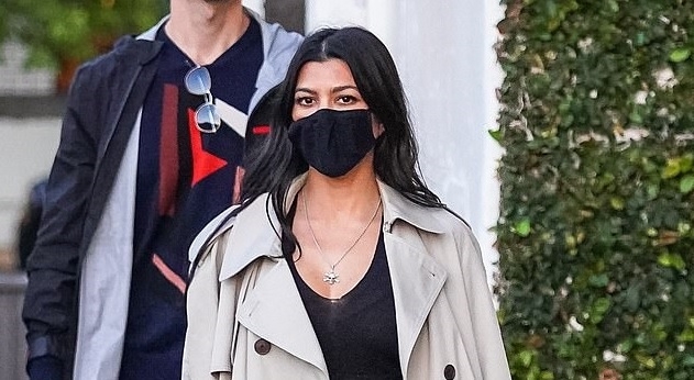 Kourtney Kardashian sang chảnh đi ăn tối cùng bạn bè sau khi công khai tình mới