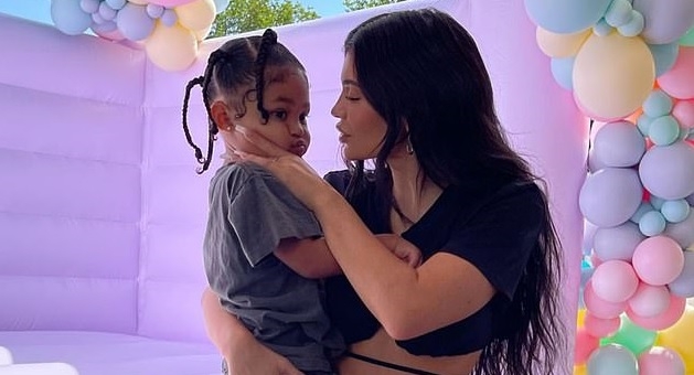 Kylie Jenner âu yếm "công chúa nhỏ" trong tiệc sinh nhật cháu gái