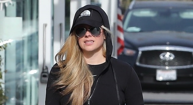 Vắng bạn trai, Avril Lavigne một mình đi mua sắm ở Malibu