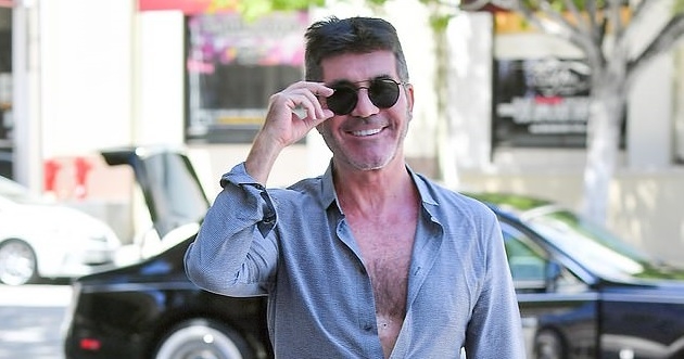 "Ông trùm" Simon Cowell buông nút áo hờ hững đến ghi hình "America's Got Talent"