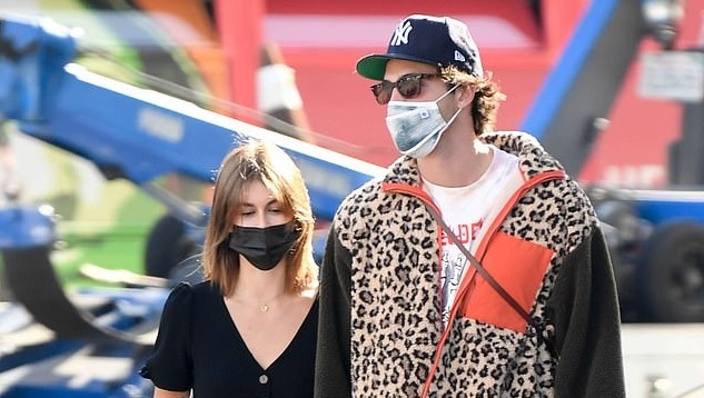 Kaia Gerber và bạn trai Jacob Elordi nắm tay tình cảm đi mua sắm