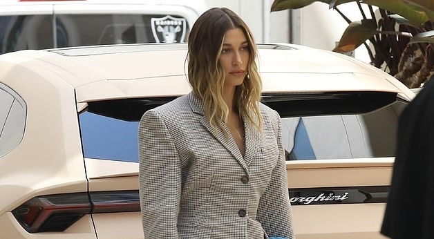 Hailey Baldwin diện blazer thanh lịch đi họp ở Los Angeles