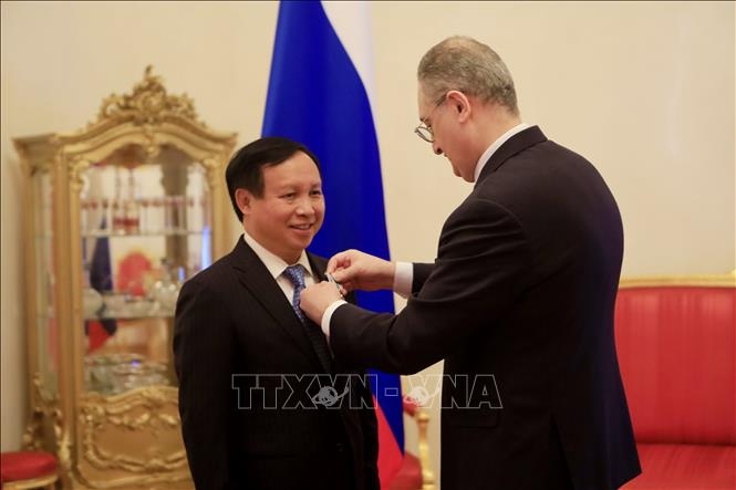 Deputy Minister of Foreign Affairs of Russia Igor Morgulov confers the Order of Friendship on Ambassador Ngo Duc Manh. (Photo: VNA)