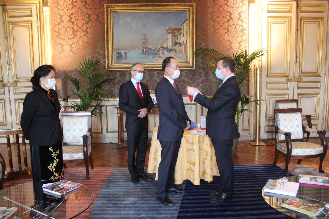 vietnamese diplomat in paris receives french honour picture 1