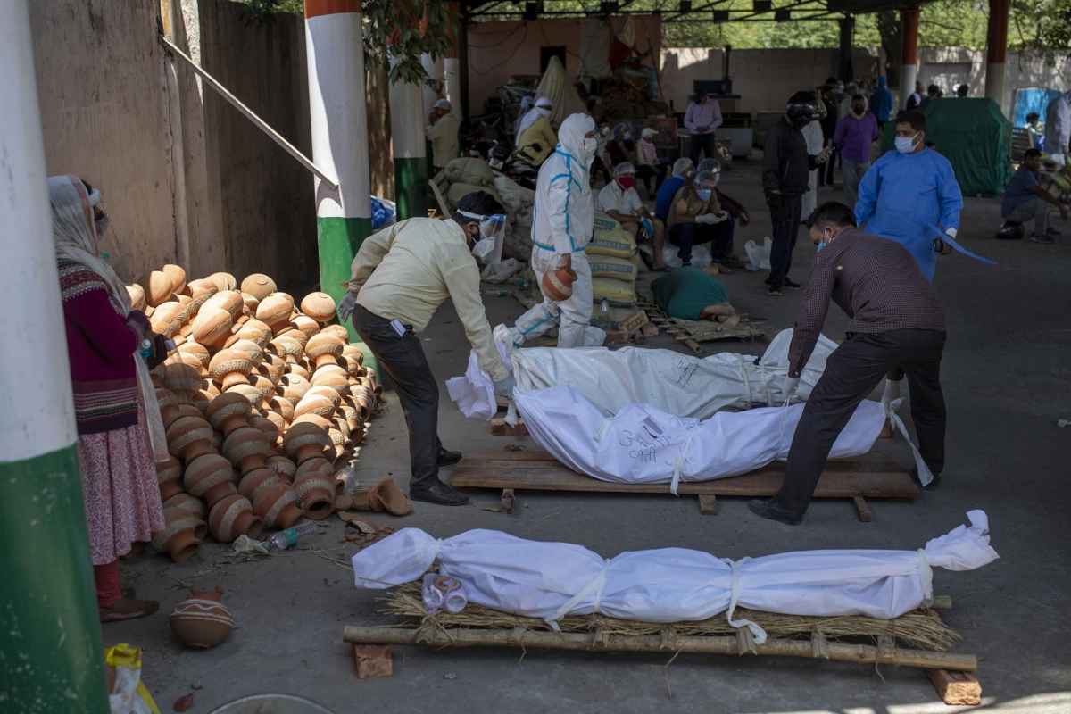 Thi thể các nạn nhân Covid-19 được xếp hàng ở một lò hỏa táng tại New Delhi ngày 24/4.