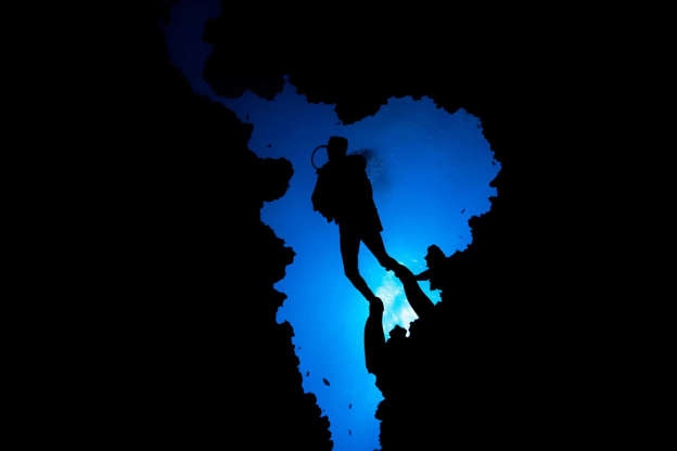 Hố Dahab Blue Hole: Khu vực nguy hiểm nằm sâu dưới đại dương ở ngoài khơi Ai Cập này được gọi là "nghĩa địa của thợ lặn" khi có nhiều người mắc kẹt trong các hang động dưới nước ở đây.