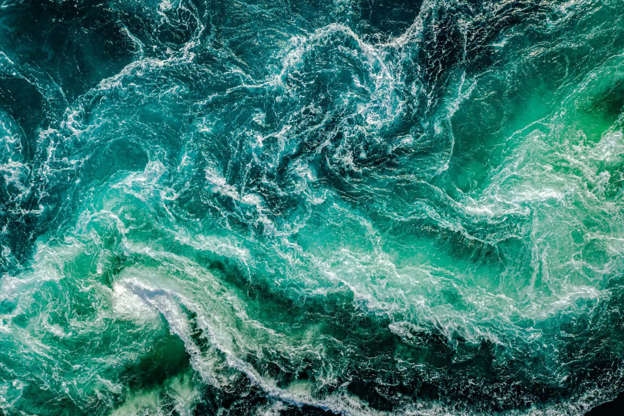 Saltstraumen, Na Uy: Mỗi lần thủy triều dâng ở khu vực này, thường là 4 lần/ngày, những xoáy nước lớn nhất Trái Đất sẽ hình thành. Do đó, đây không phải là nơi lý tưởng để ra khơi hay tắm biển.