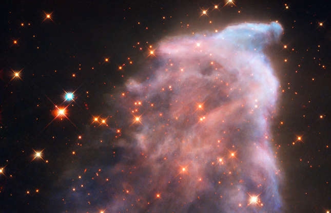 Được mệnh danh là "Tinh vân bóng ma", IC 63 nằm trong chòm sao Thiên Hậu cách chúng ta 550 năm ánh sáng.