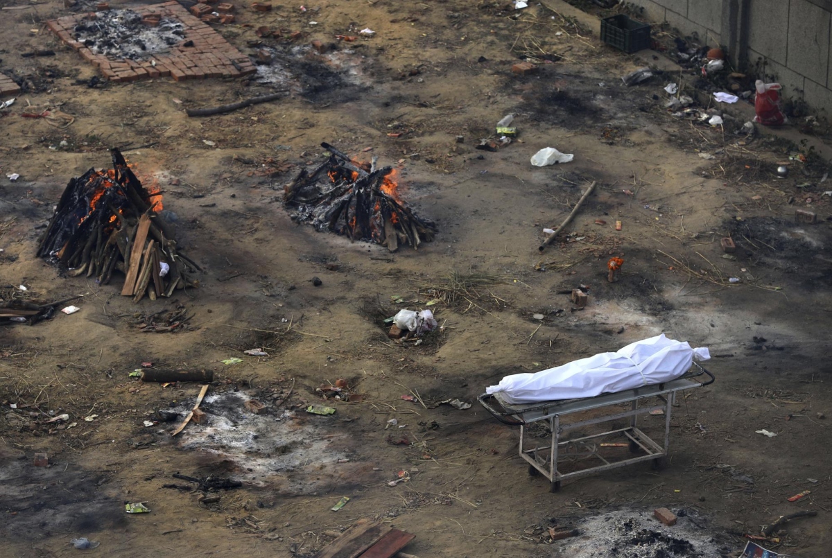 Một thi thể đang chờ hỏa táng ở New Delhi ngày 21/4.