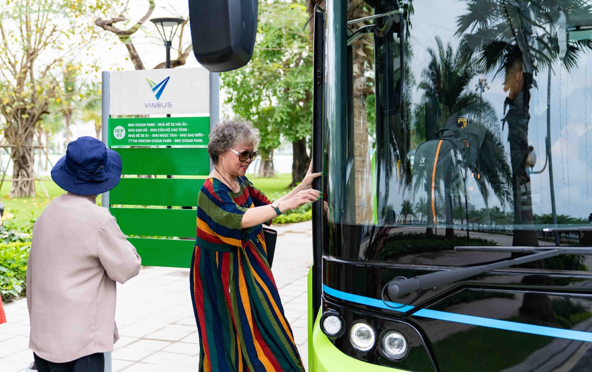Trải nghiệm “cực chất” với xe buýt điện đầu tiên tại Việt Nam | VOV.VN