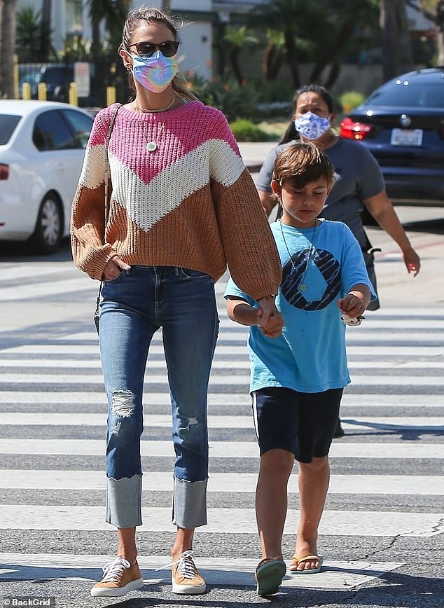 cuu nguoi mau alessandra ambrosio vui ve di an trua cung cac con hinh anh 3